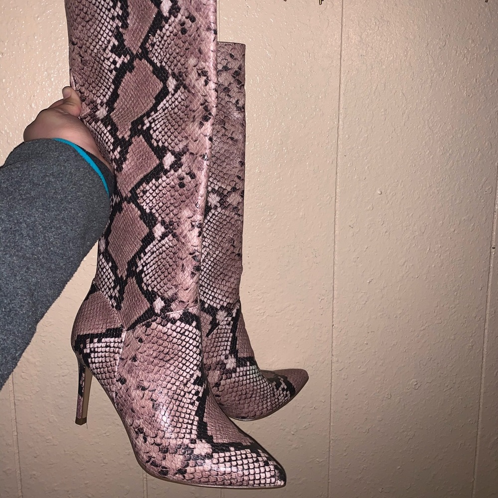 Brand new Steve Madden snake boots 👢